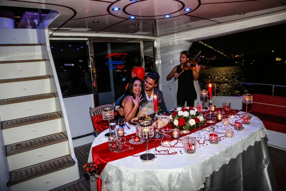 İstanbul Boğazında özel yat üzerinde köprüde lazerle evlilik teklifi