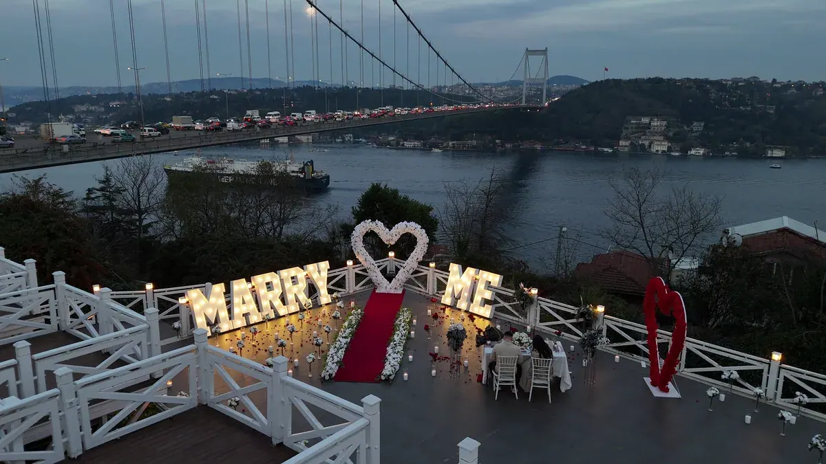 Boğaz manzarasında köprü ışıkları altında evlilik teklifi sürprizi